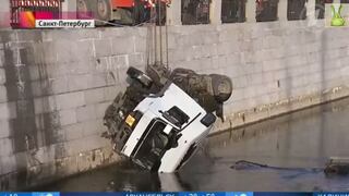 Camión cisterna cae de puente en Rusia