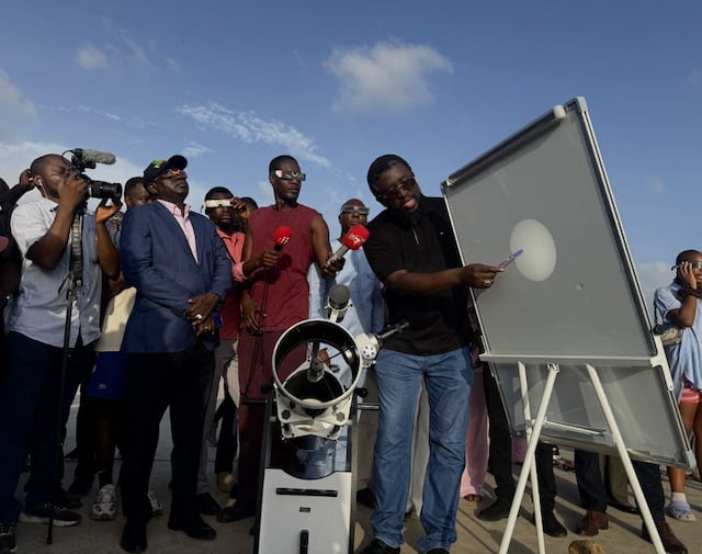 DAKAR, SENEGAL - 12 DE AGOSTO: Varias personas observan un eclipse solar parcial en la costa del océano Atlántico en Dakar, Senegal, el 12 de agosto de 2026. Fatma Esma Arslan Ozdel / Anadolu (Foto de Fatma Esma Arslan Ozdel / Anadolu vía AFP)