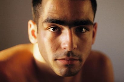 Omar Ayuso: “Cuando eres pequeño y no sabes muy bien qué te pasa ni quién eres, porque no ves a nadie a tu alrededor como tú, la música puede convertirse en un salvavidas”