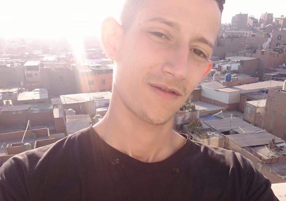 Sergio Tarache Parra prendió fuego a su ex pareja en Plaza Dos de Mayo. Luego de cometer el intento de feminicidio, escapó corriendo sin que nadie lo detenga.
