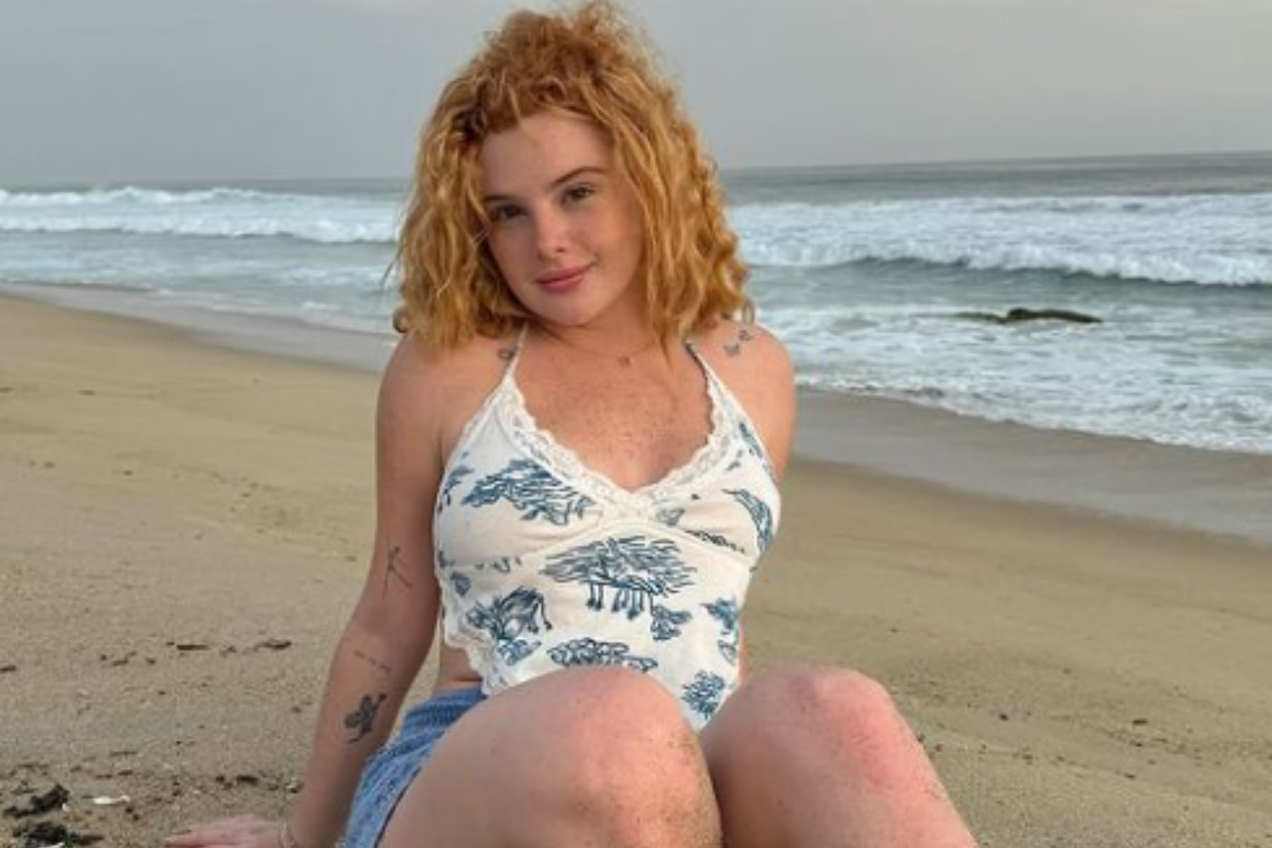 La influencer posa en la playa para las redes sociales (Foto: Briggitte Bozzo / Instagram)