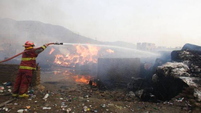 Otro incendio se produjo en Lima: bomberos controlaron emergencia en VES