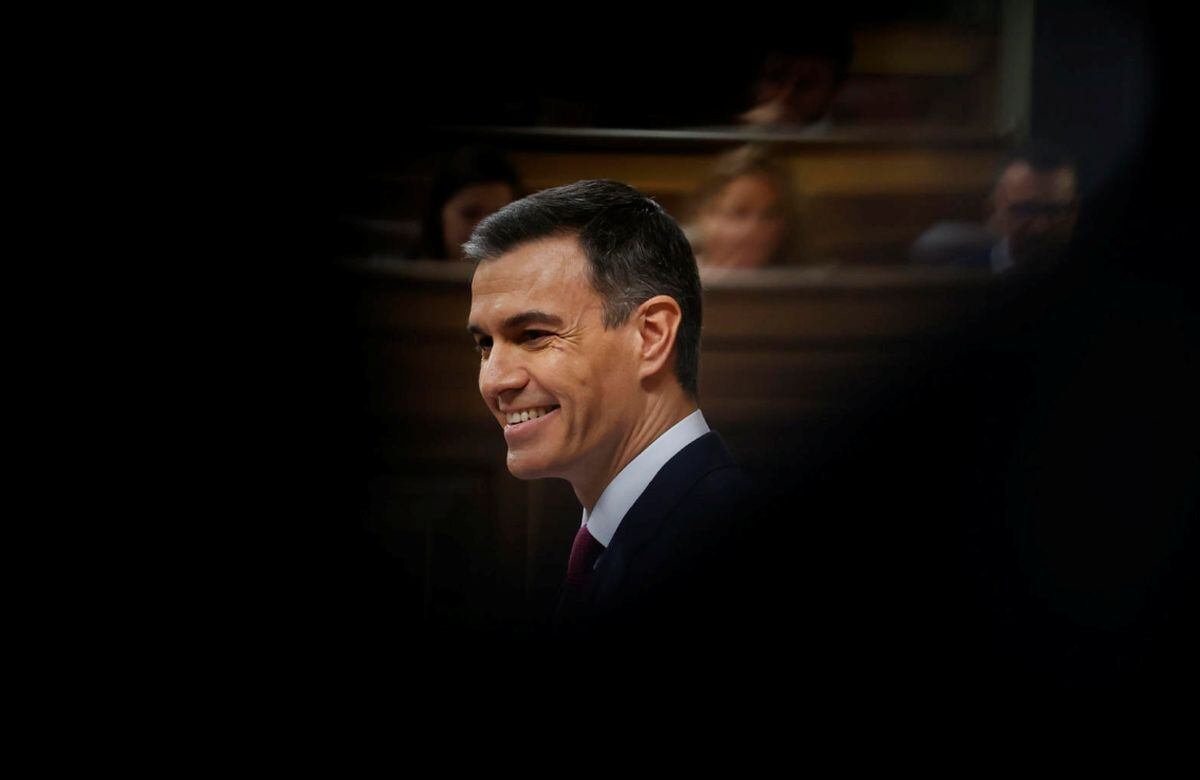 El presidente del Gobierno en funciones, Pedro Sánchez, comienza su intervención en el primer día del debate de investidura en el que pone su nuevo programa de Gobierno y pide la confianza a la Cámara para revalidar su mandato en la Moncloa, este miércoles en Madrid | Foto: EFE/ Javier Lizón