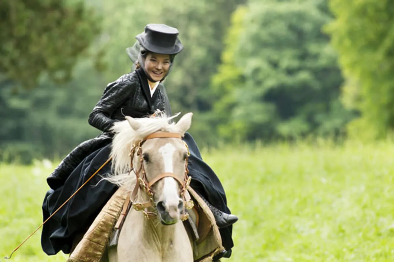 Hannah Herzsprung integra el reparto de la cinta "Ludwig II", como Isabel de Baviera (Foto: Warner Bros.)