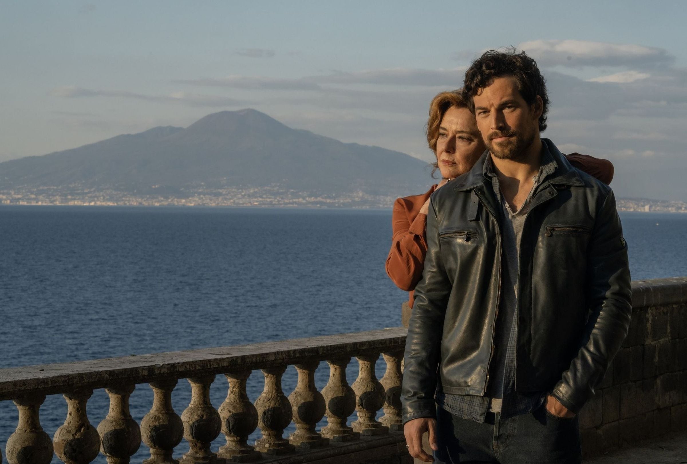 Monica Guerritore y Giacomo Gianniotti son los protagonista de "Engaño", además de los dos afortunados que visitaron cada una de las hermosas locaciones del programa (Foto: Netflix)