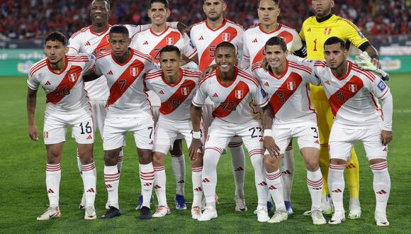 Peru's players pose for team photo during the 2026 FIFA World Cup South American qualification football match between Chile and Peru at the David Arellano Monumental stadium in Macul, Santiago, on October 12, 2023. (Photo by MARTIN BERNETTI / AFP)