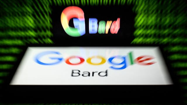 Una pantalla muestra los logos de Bard AI, inteligencia artificial conversacional desarrollada por Google.