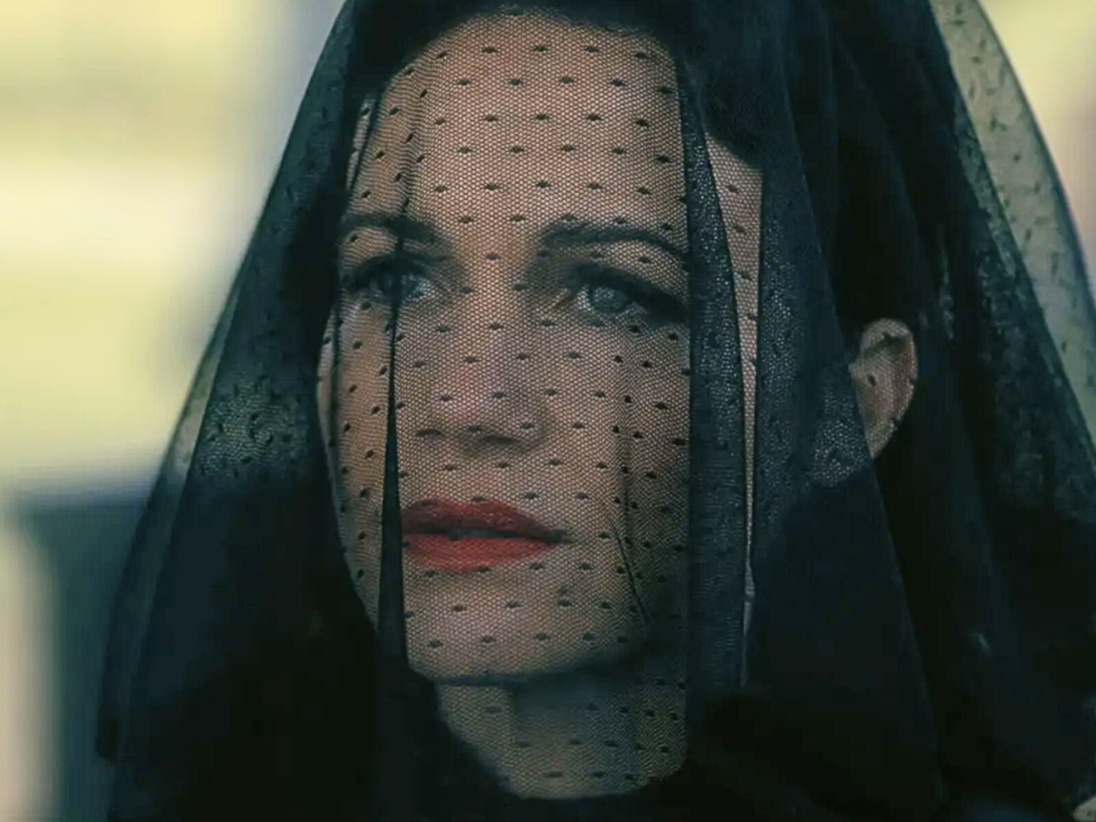 Carla Gugino interpreta a Verna en la serie “La caída de la Casa Usher”, inspirada en la obra de Edgar Allan Poe (Foto: Netflix)
