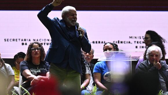 El presidente de Brasil, Luiz Inácio Lula da Silva habla durante el 59º Congreso de la Unión Nacional de Estudiantes (UNE), en el Gimnasio Nilson Nelson, el 13 de julio de 2023, en Brasilia, Brasil. (Foto de Andre Borges / EFE)
