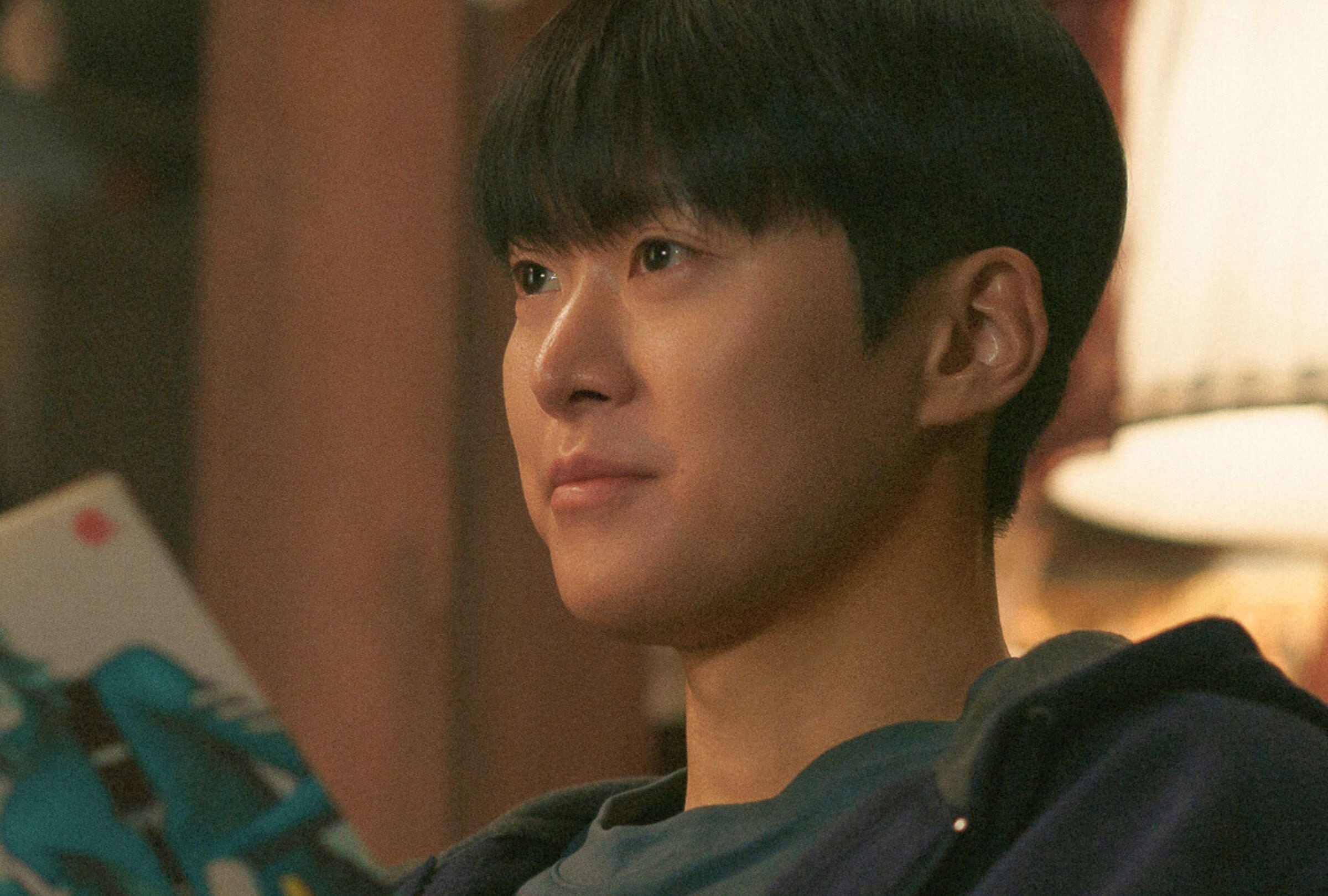 Gong Myung como Han Yun-seok en una escena de la película coreana "Los desenredos del amor" (Foto: Netflix)