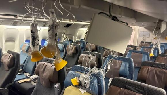 Varios pasajeros chocaron contra los maleteros de la cabina de un avión de Singapore Airlines. (Reuters).