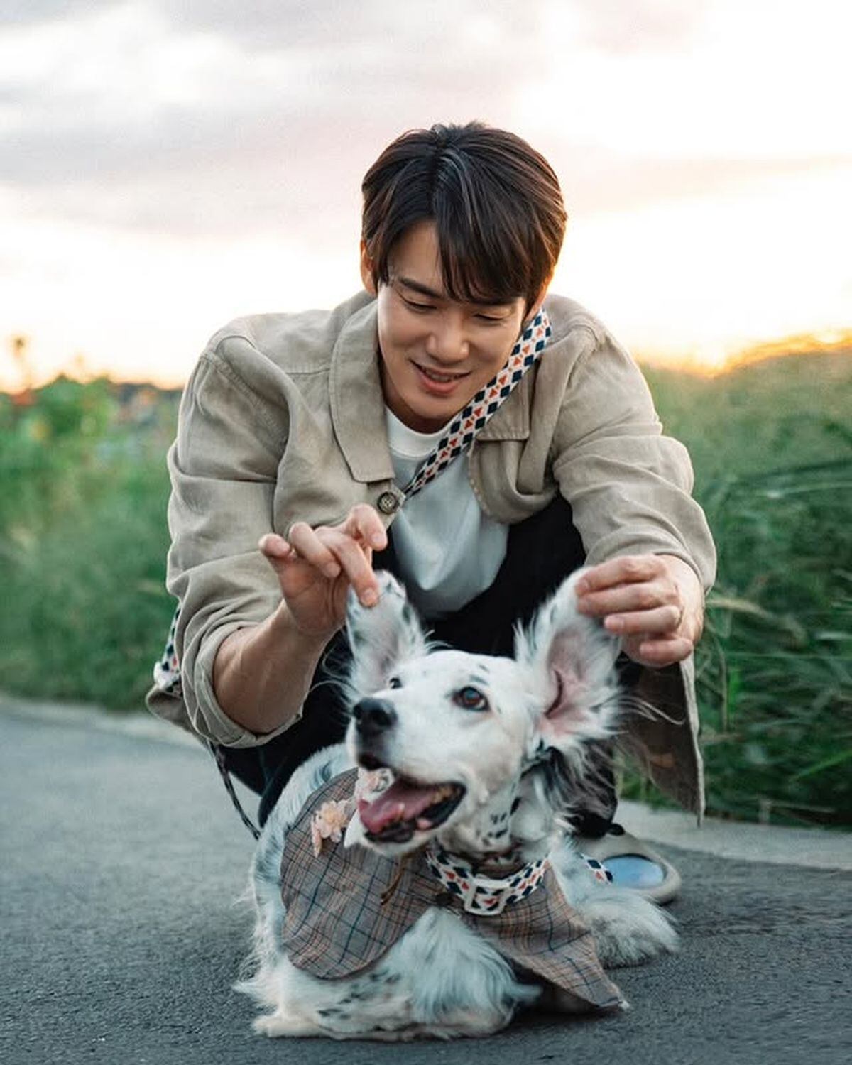 El actor no duda en jugar con su querida mascota Rita (Foto: Yoo Yeon-seok / Instagram)