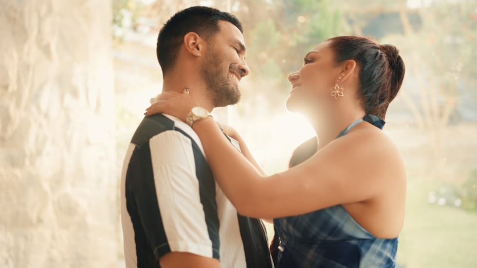 Jenny J regresa a la cumbia con “Va a todo ganador” y sorprende con Israel Dreyfus en videoclip