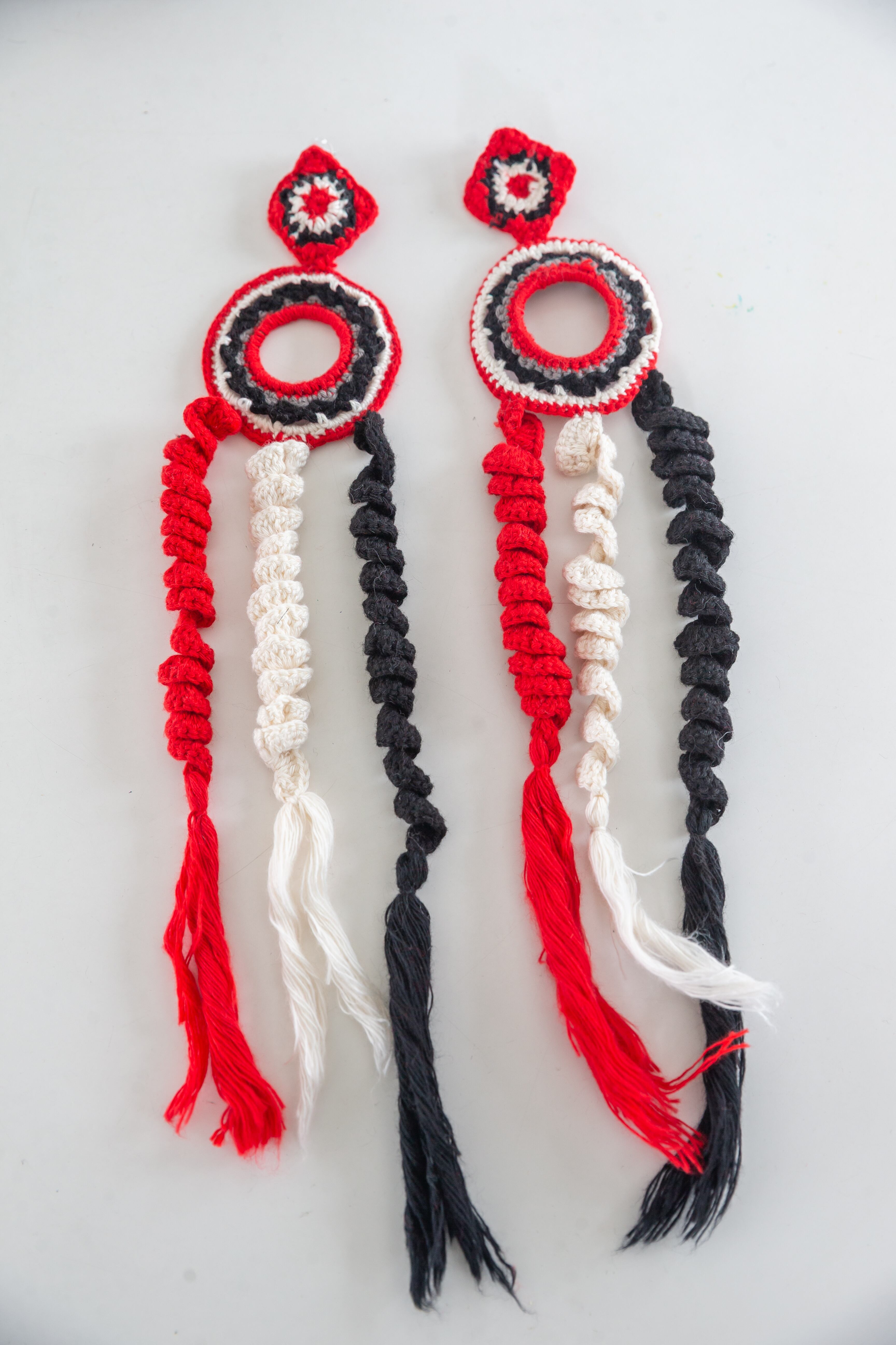 Los accesorios también fueron fabricados en fibras naturales, respetando la gama de color del resto de la colección. (Foto: Allen Quintana)