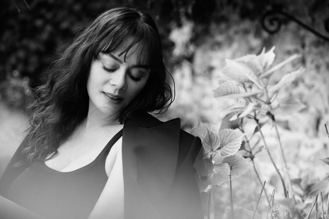 Demet Evgâr en una instantánea en blanco y negro que compartió a través de sus redes sociales (Foto: @temedragve / Instagram)