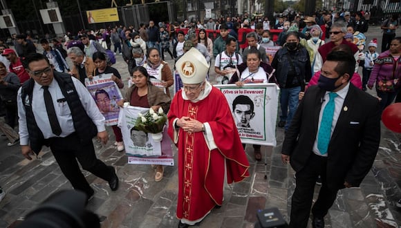 Familias mexicanas de los 43 estudiantes desaparecidos de Ayotzinapa y activistas peregrinaron este martes a la Basílica de la Virgen de Guadalupe para pedir justicia y denunciar la impunidad del caso pese a las promesas del presidente, Andrés Manuel López Obrador | Foto: EFE/Isaac Esquivel