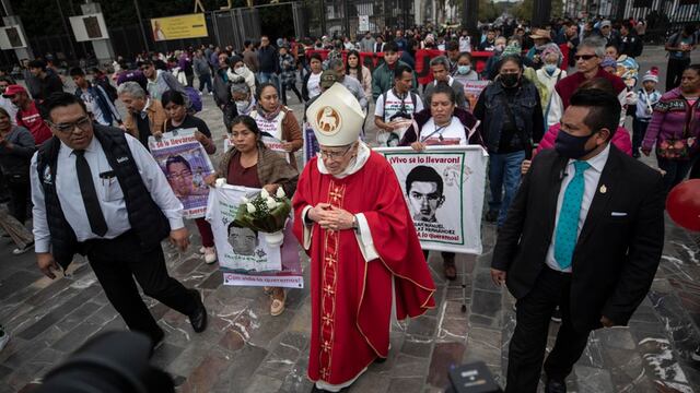 Familias de Ayotzinapa peregrinan a la Basílica de la Virgen de Guadalupe para pedir justicia y denunciar impunidad 