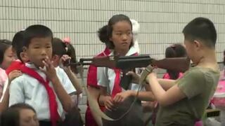 Niños de Corea del Norte celebran su día jugando a disparar [VIDEO]