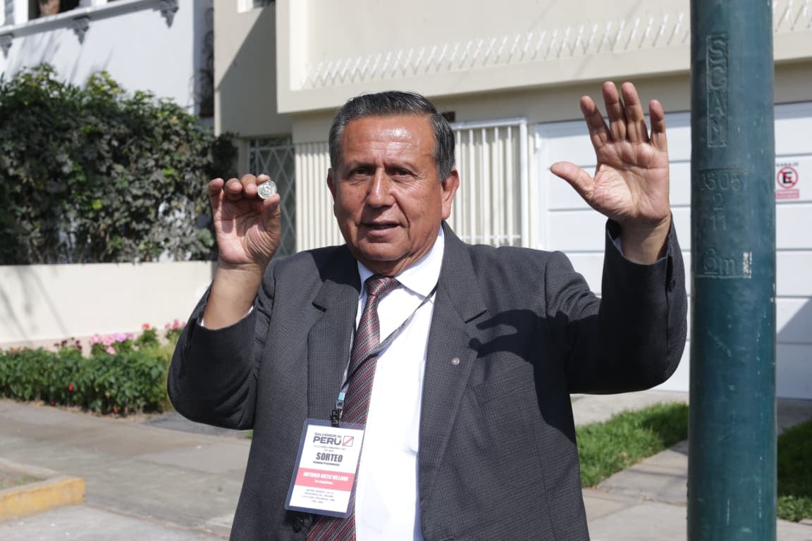 Antonio Ortiz ganó por lanzamiento de moneda a Mariano González y será candidato presidencial de Salvemos al Perú. (Foto: César Bueno / @photo.gec)