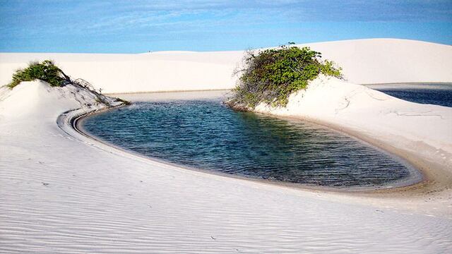 Un desierto con dunas blancas y lagunas azules en Brasil