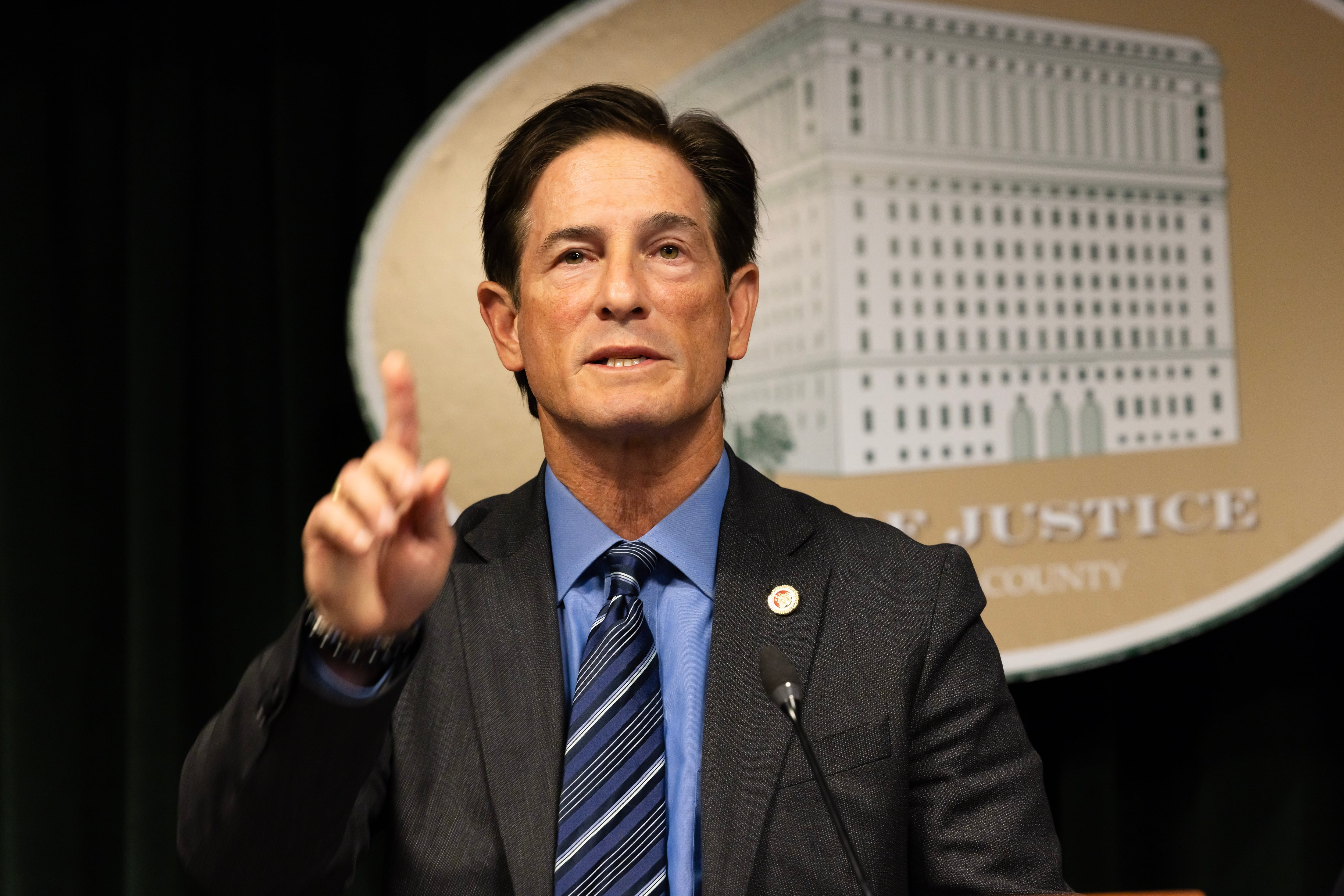 El fiscal del condado de Los Ángeles, Nathan Hochman, anuncia cargos por asesinato en primer grado contra Nick Reiner durante una conferencia de prensa celebrada en el Hall of Justice en el centro de Los Ángeles, California, Estados Unidos | Foto: EFE