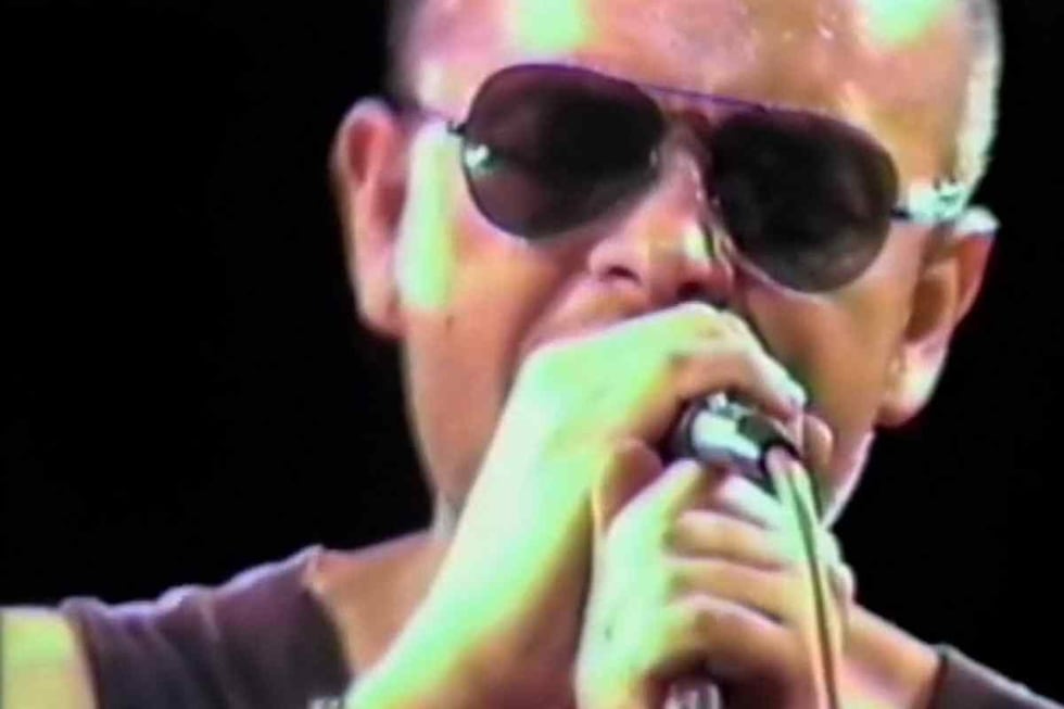 Luca Prodan, líder de Sumo, en la presentación del álbum que reunió a 5000 personas en Buenos Aires (1987). El detrás de escenas y durante de este show ya es un documental.