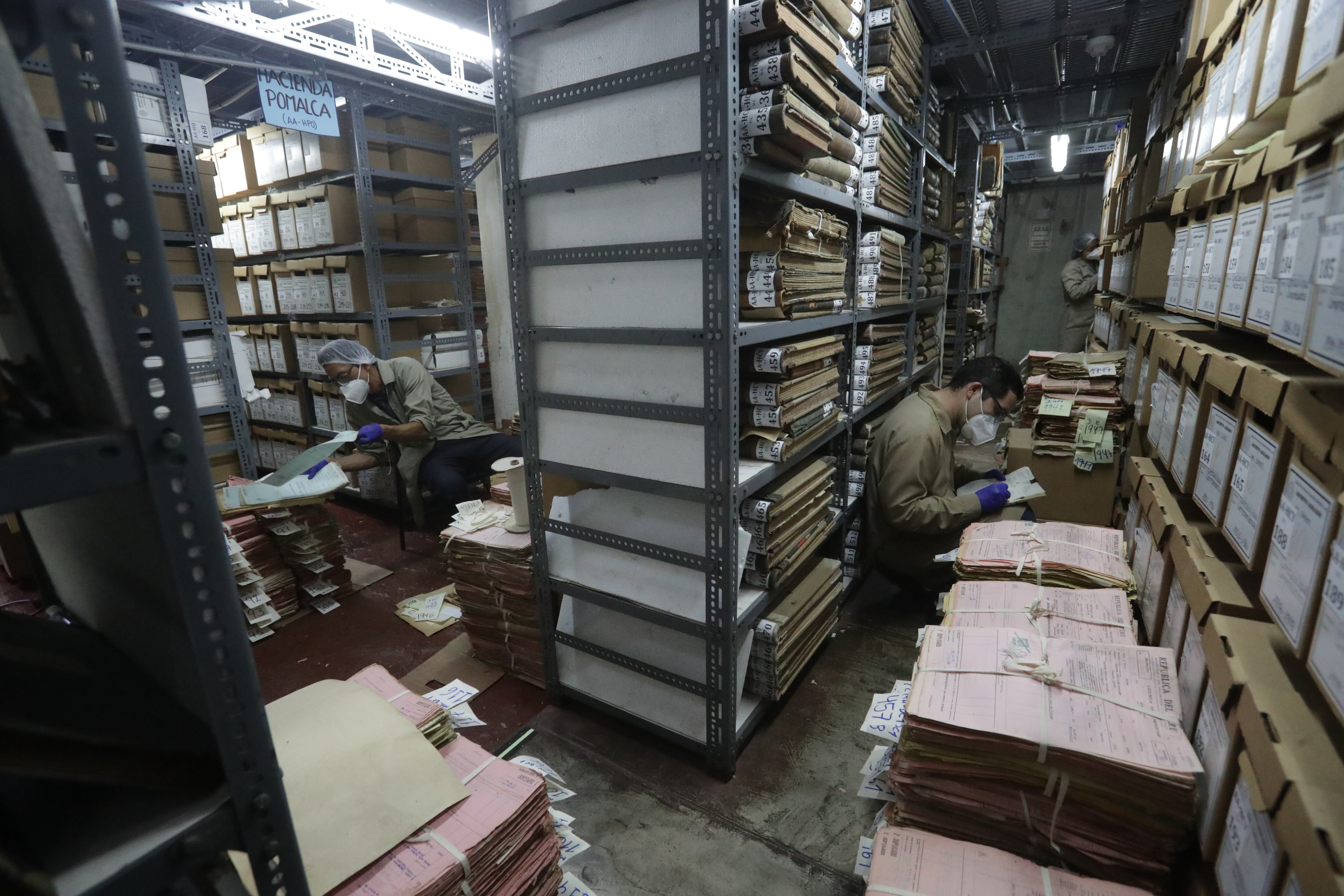 Personal del AGN realizando la labor de inventariado de los documentos.
FOTOS: ALESSANDRO CURRARINO / EL COMERCIO