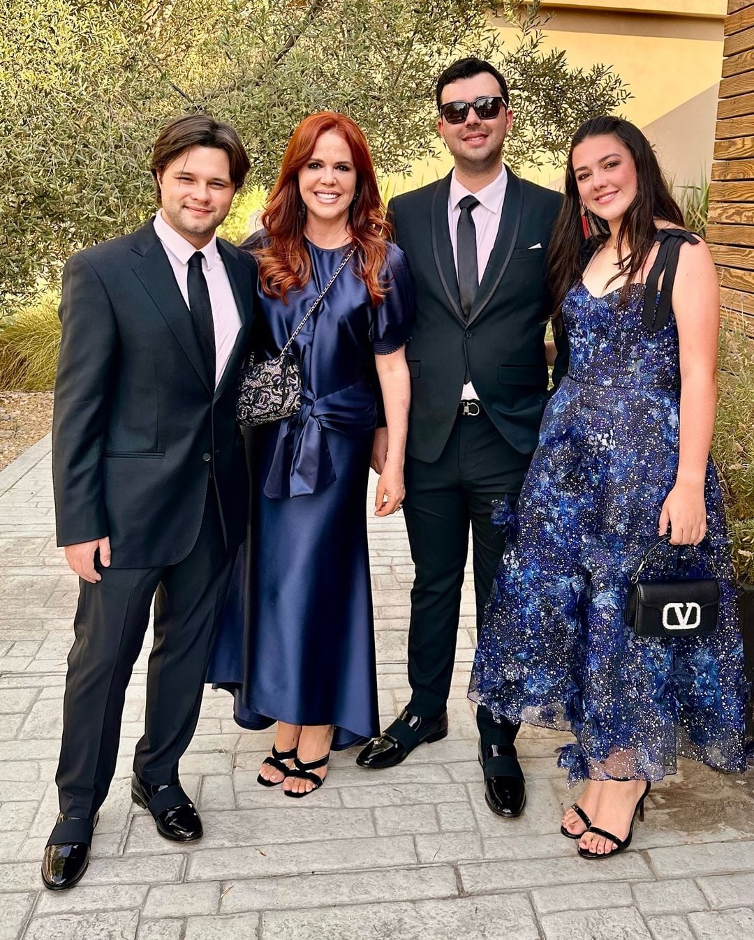 María Celeste Arrarás junto a sus tres hijos en el matrimonio de su amigo Carlos Adyan (Foto: María Celeste Arrarás / Instagram)