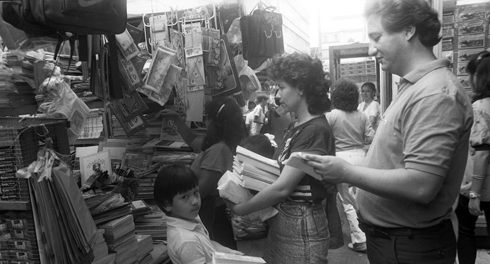 Lima, 2 de abril de 1988. Padres de familia que van a comprar en una de las numerosas ferias escolares en el centro de Lima. (Foto: Juvenal Alvarado / GEC Archivo Histórico)