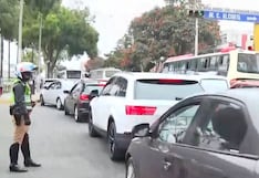 Calles de Barranco y Chorrillos con largas filas de vehículos por cierre de la Costa Verde