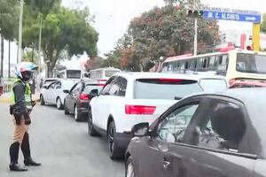 Calles de Barranco y Chorrillos con largas filas de vehículos por cierre de la Costa Verde