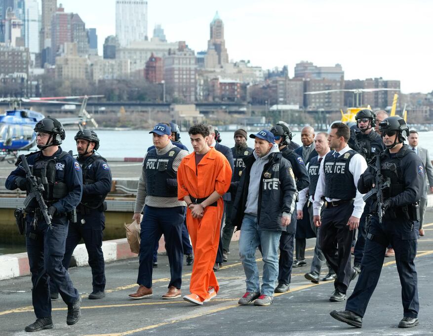 Luigi Mangione es trasladado por agentes de policía a su llegada al helipuerto de Wall Street, en Nueva York. (EFE/ Michael Appleton / Alcaldía de Nueva York).