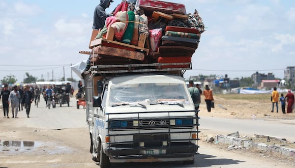 Los palestinos desplazados que partieron con sus pertenencias desde Rafah, en el sur de la Franja de Gaza, tras una orden de evacuación del ejército israelí, llegan a Khan Yunis el 6 de mayo de 2024. (Foto de AFP).