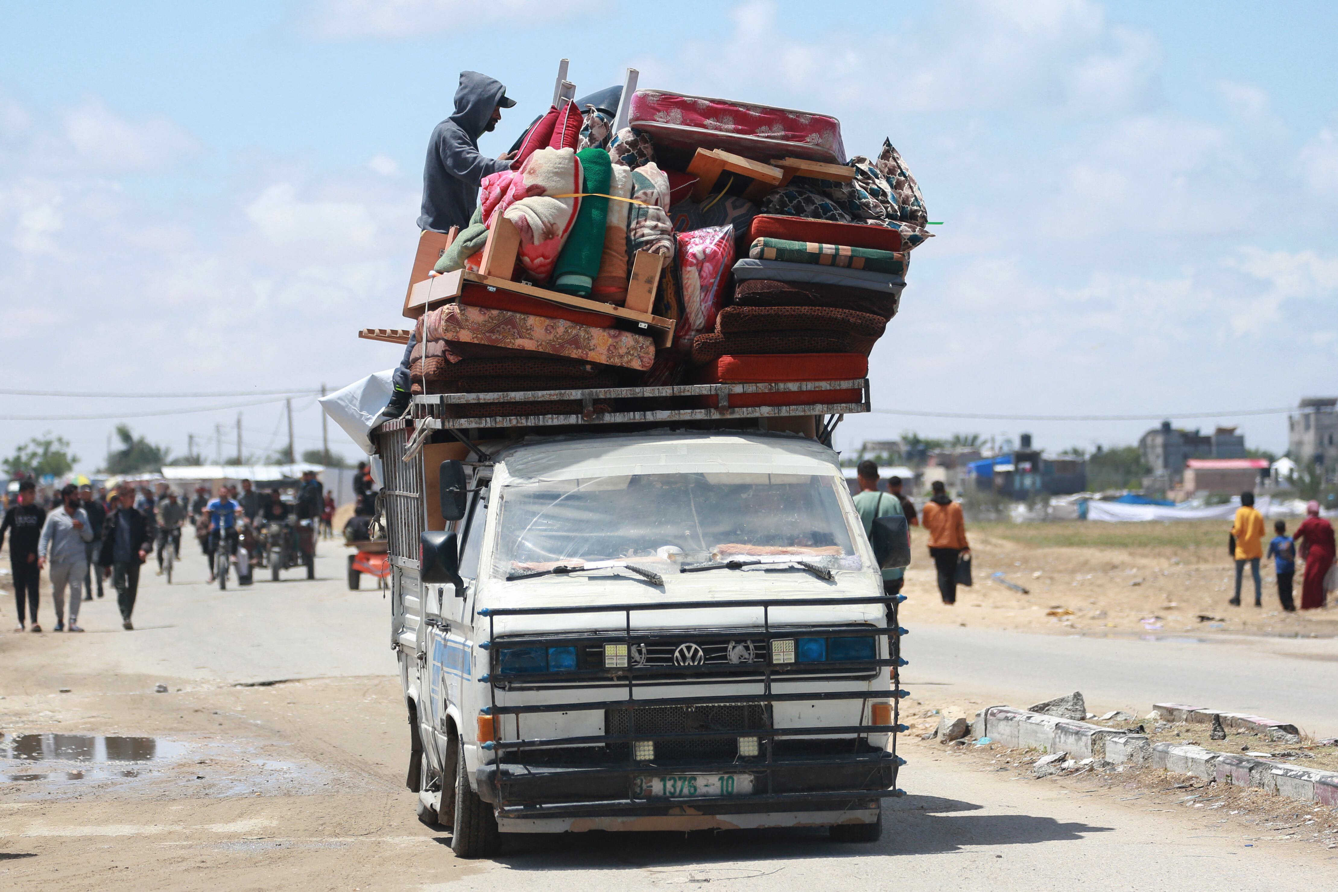 Los palestinos desplazados que partieron con sus pertenencias desde Rafah, en el sur de la Franja de Gaza, tras una orden de evacuación del ejército israelí, llegan a Khan Yunis el 6 de mayo de 2024. (Foto de AFP).