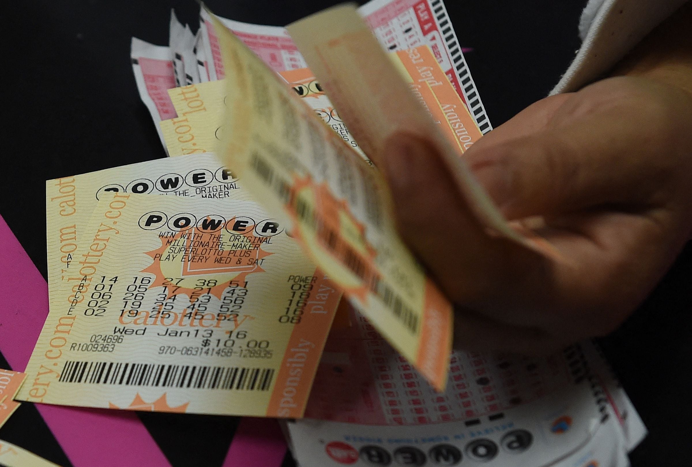 En esta nota conocerás los resultados del sorteo del Powerball del lunes 22 de diciembre y descubrir si alguien se quedó con el premio mayor. (Foto: MARK RALSTON / AFP)