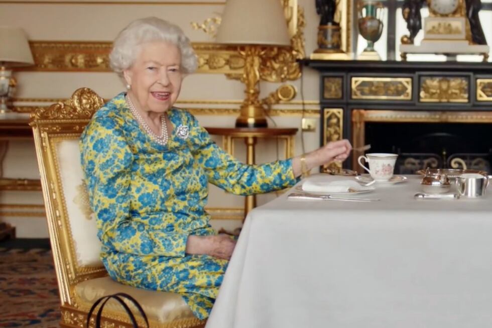 Isabel II del Reino Unido tomando el té.(Foto: YouTube | The Royal Family)