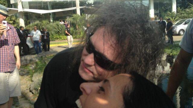 FOTOS: Robert Smith de The Cure atendió a sus fans y firmó autógrafos antes de dejar Lima