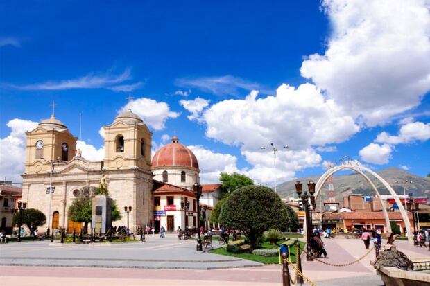 En Huancayo, no te pierdas la Plaza de la Constitución, el punto central de la ciudad, donde podrás apreciar la arquitectura colonial y disfrutar de la animada vida local. (Foto: Huancayo Inolvidable).