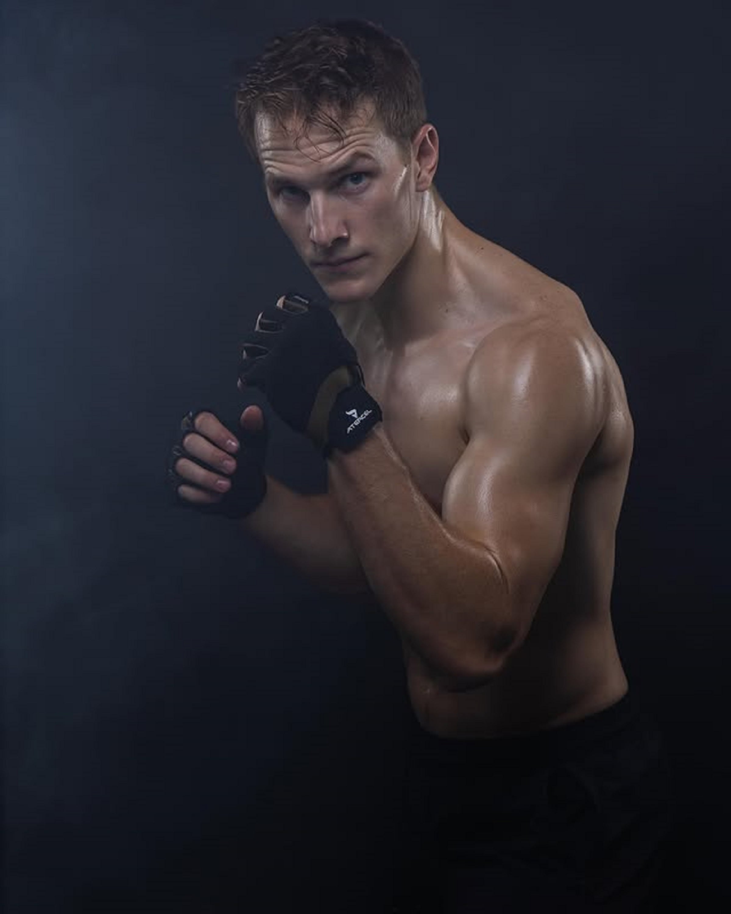 Orion Smith, el actor que hace de Ed Warren de joven en la película "El Conjuro 4: Últimos Ritos", practica kickboxing (Foto: Orion Smith/ Instagram)
