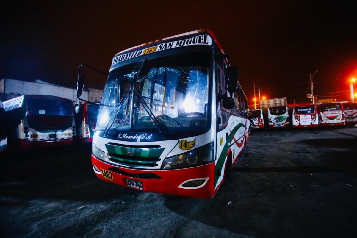 El estallido rompió las lunas, dañó los asientos y esparció vidrios y piezas metálicas en la vía. (Foto: GEC)