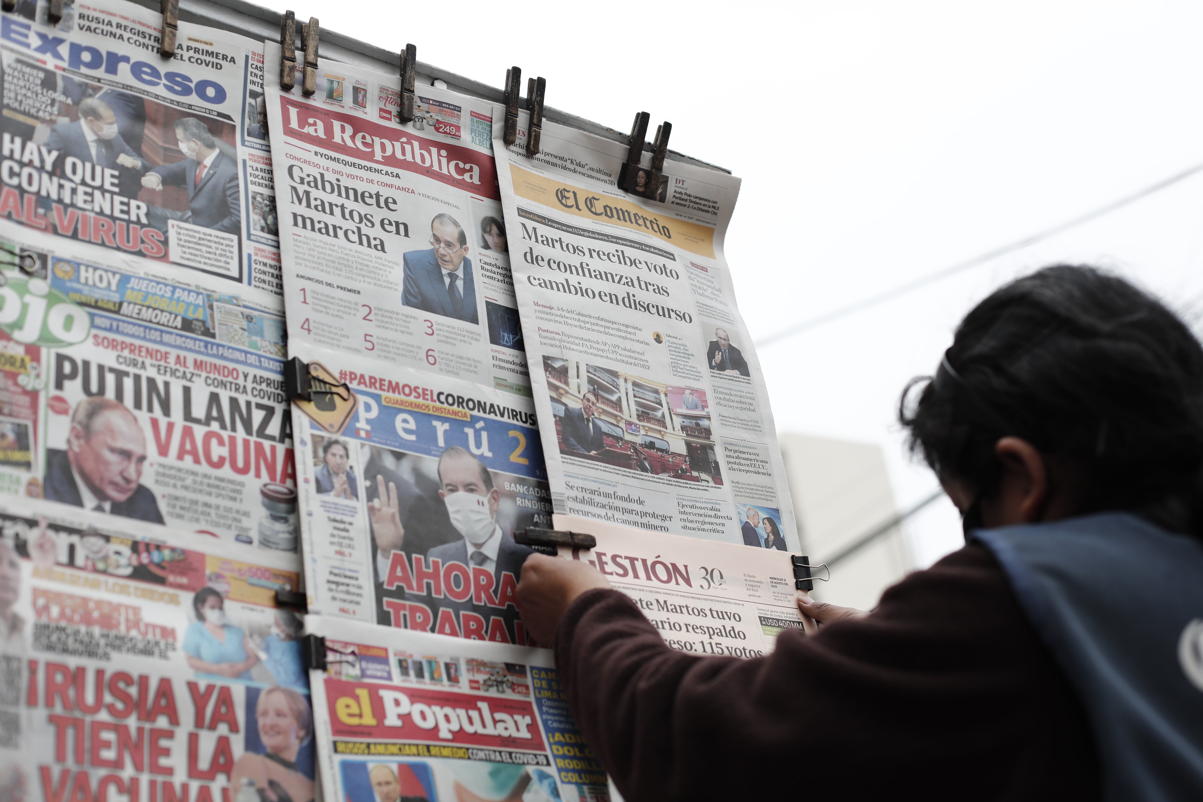 Portadas de El Comercio en kioskos de periodicos, un dia despues que se le otorgara la cuestion de confianza al gabinete de Walter Martos.