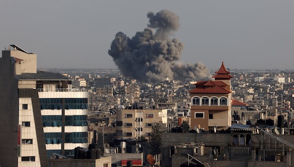 Una fotografía tomada desde Rafah muestra humo ondeando sobre Khan Yunis, en el sur de la Franja de Gaza, durante el bombardeo israelí el 24 de enero de 2024, en medio de las batallas en curso entre Israel y el grupo militante palestino Hamas. (Foto de AFP)