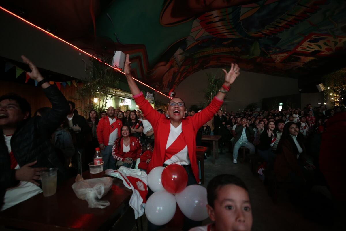 Hinchas peruanos se suman a la fiesta con pantalla gigante en calle de Las Pizzas, en Miraflores. (Foto: César Bueno / @photo.gec)