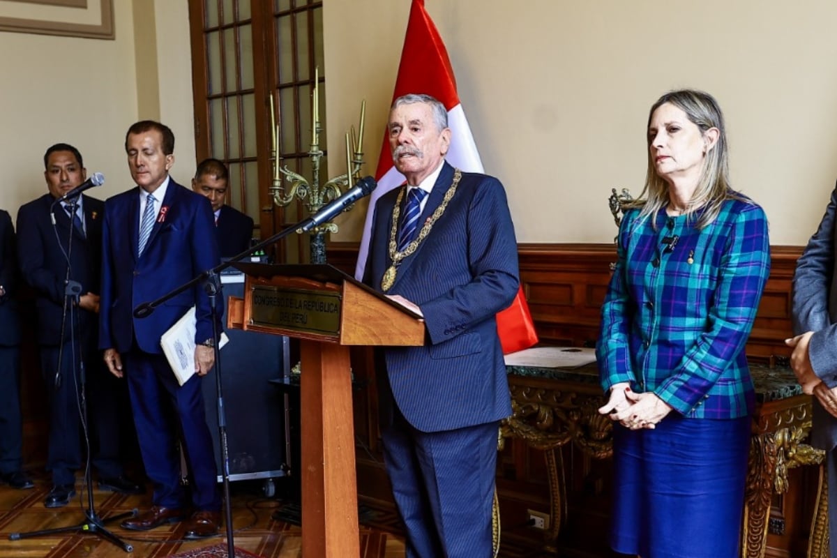 ongreso distingue a Fernando Rospigliosi con la Medalla de Honor y devela su retrato oficial. (Foto: Congreso)