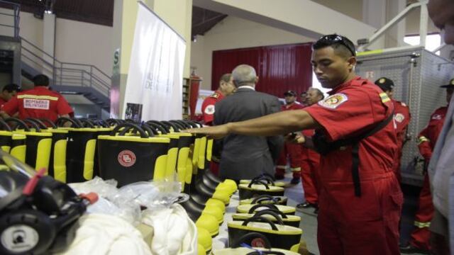Bomberos reciben cascos y botas del municipio de San Borja