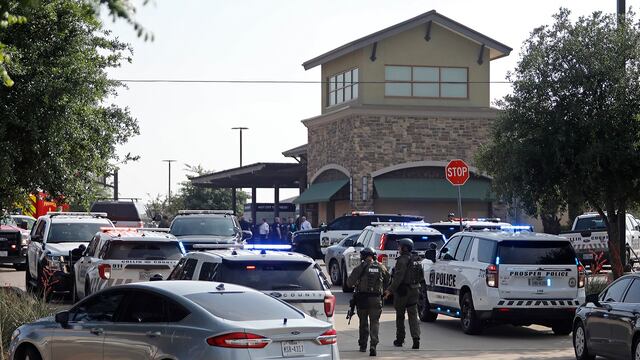 Caos y pánico, así describen testigos el tiroteo en centro comercial de Texas