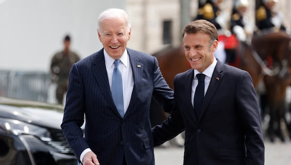 El presidente de Francia, Emmanuel Macron (R), da la bienvenida al presidente estadounidense, Joe Biden, antes de una ceremonia en el Arco del Triunfo, en París, el 8 de junio de 2024. (Foto de Ludovic MARIN / PISCINA / AFP)