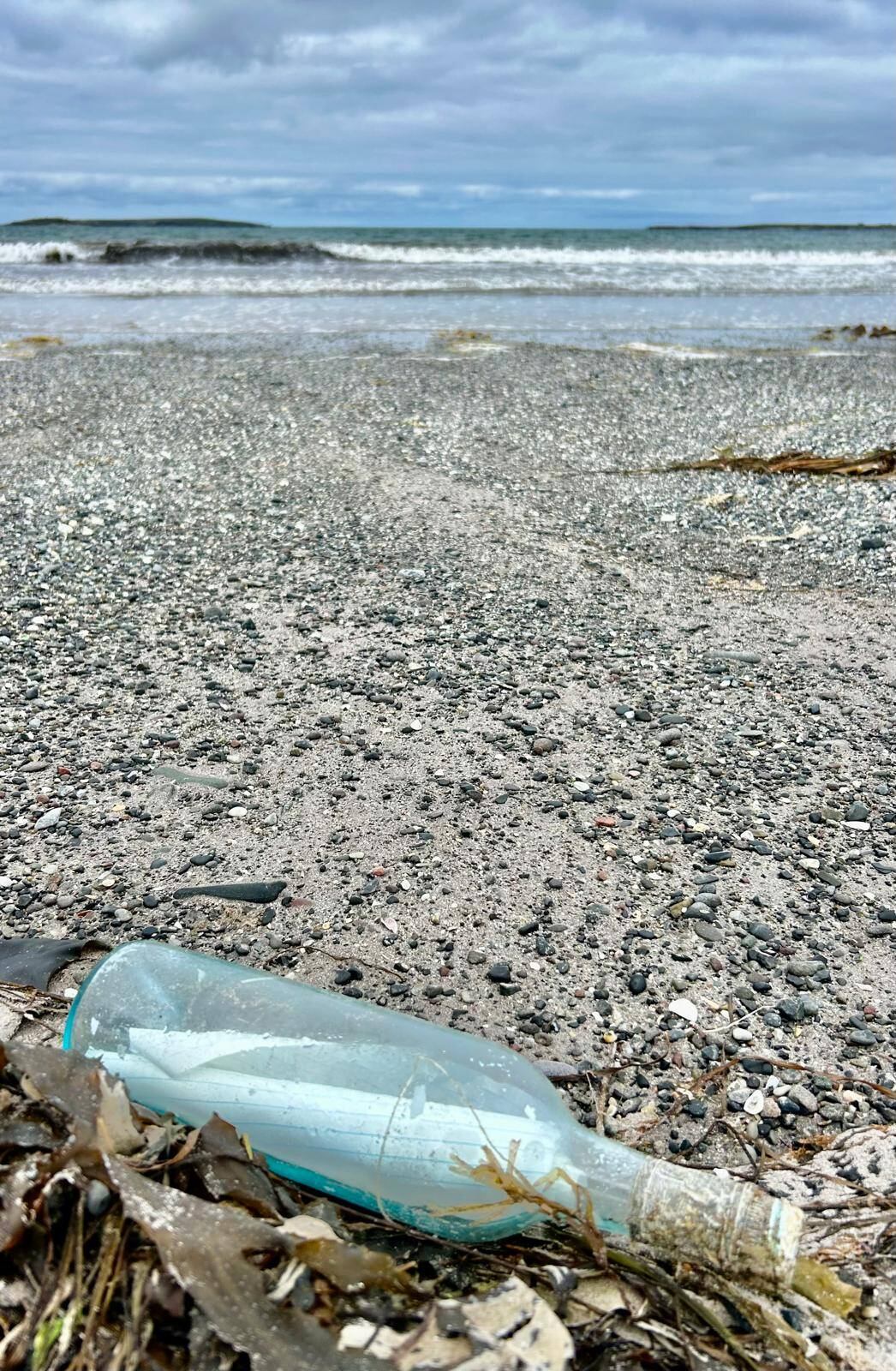 La botella viajó más de 3.000 km y fue hallada en una playa de Irlanda por un grupo de conservación local. (Foto: Maharees Heritage and Conservation / Facebook)