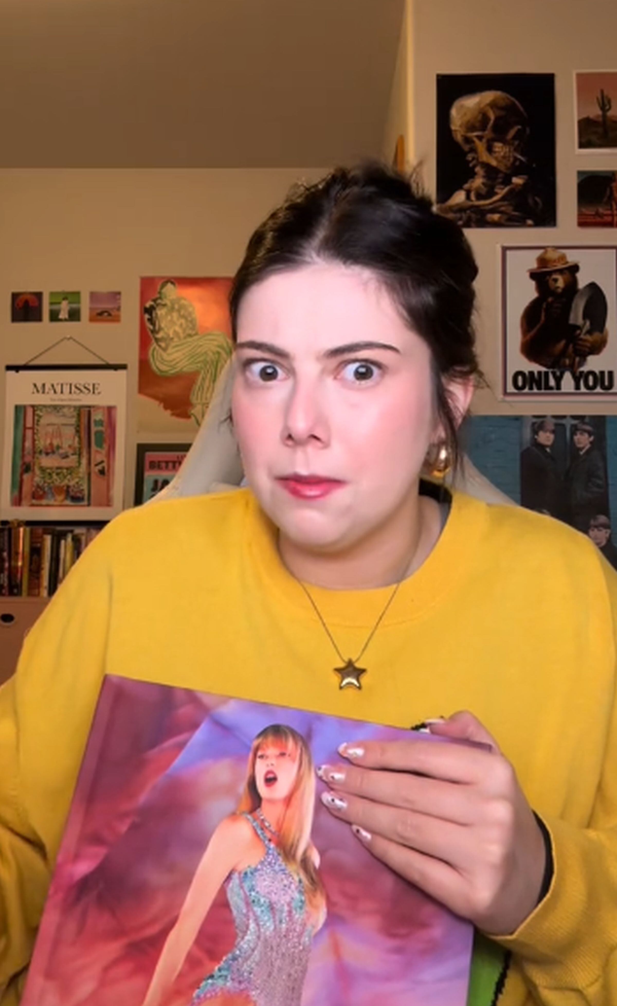 En esta imagen aparece Emily M. comentando que varias personas ahora llaman ‘The Eras Tour Book’ como ‘The Errors Tour Book’. (Foto: @emermore7 / TikTok)