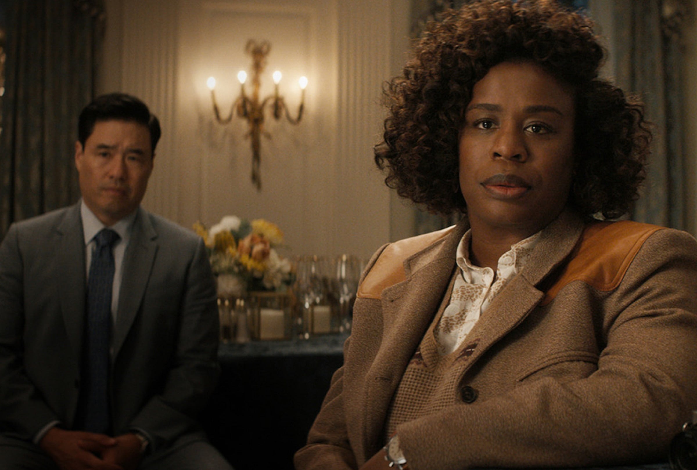 Randall Park como Edwin Park y Uzo Aduba como Cordelia Cupp en la serie "La residencia" (Foto: Netflix)